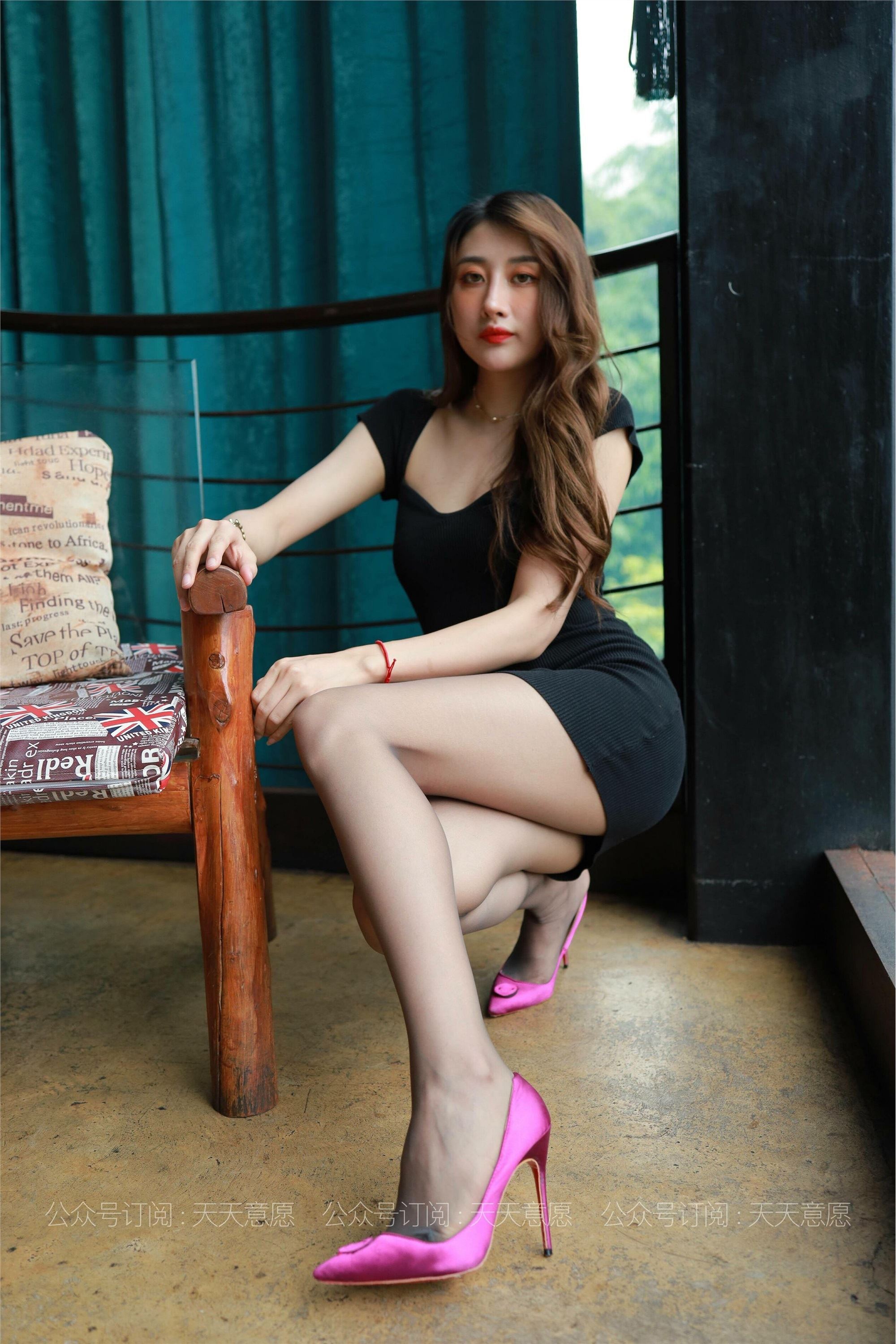 IESS异思趣向 - 模特：夏夏《灰丝长腿一米二》